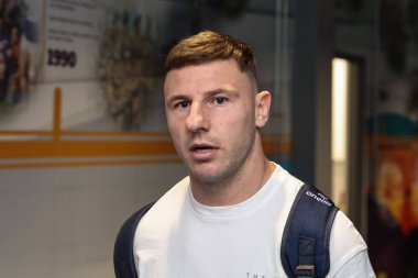 Warrington Wolves Arron Lindop 'tan George Williams 14. Betfred Süper Lig Roundunda Leeds Wolves' a karşı Warrington Wolves maçı sırasında Headingley Stadyumu, Leeds, Birleşik Krallık, 14 Haziran 2025 'te geldi.