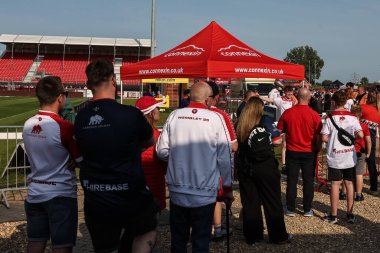 Hull KR hayranları Hull KR 'ın 13 Haziran 2025' te İngiltere 'nin Hull kentinde bulunan Sewell Group Craven Park, Kingston upon Hull' da oynanan Betfred Süper Lig Turu 14. Hull KR-Catalans Dragons maçını kazanmasının ardından The Challenge Cup ile selfie çekimleri için sıraya girdiler.