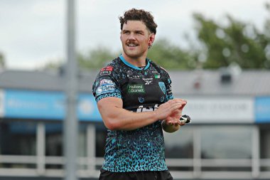 Leopar Leoparlar 'dan Robbie Mulhern, 15 Haziran 2025' te İngiltere 'nin Wakefield kentindeki DIY Kitchens Stadyumu' nda oynanan 14. Betfred Süper Lig karşılaşması sonrasında taraftarları alkışlıyor.