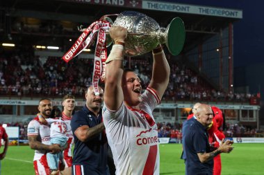 Hull KR 'dan Jack Brown, 13 Haziran 2025' te İngiltere 'nin Hull kentinde düzenlenen Sewell Group Craven Parkı' nda 14. Betfred Süper Lig Hull KR 'a karşı Catalans Ejderhaları karşılaşmasında toplanmış olan Sewell Group Craven Parkı' nın önünde mücadele kupasını kaldırıyor.