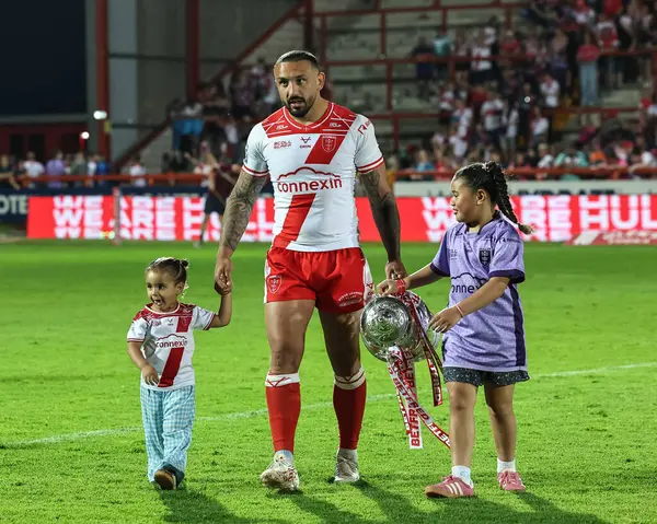 Hull KR 'dan Elliot Minchella, 13 Haziran 2025' te İngiltere 'nin Hull kentinde bulunan Sewell Group Craven Park' ta oynanan Betfred Süper Lig Turu 14. Hull KR-Catalans Dragons maçında çocuklarıyla birlikte sahadan ayrılıyor.