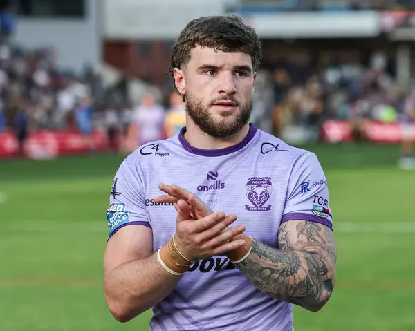 Warrington Wolves 'tan Connor Wrench 14. Betfred Süper Lig Turu' nda Leeds Gergedan ve Warrington Kurtları 'nı Birleşik Krallık' ın Leeds Stadyumu 'nda 14 Haziran 2025' de alkışlıyor.