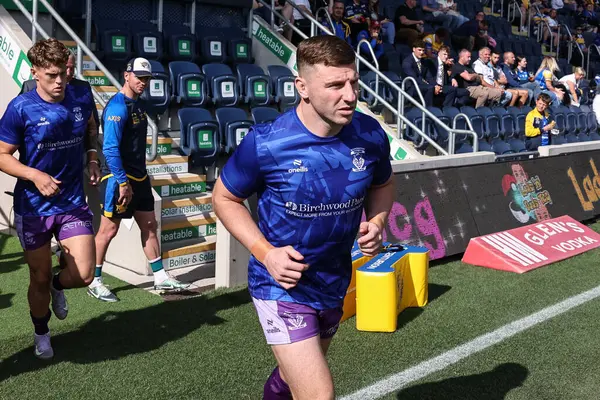 Warrington Wolves 'tan George Williams 14 Haziran 2025' te Headingley Stadyumu 'nda oynanan Betfred Süper Lig karşılaşmasında ısındı.