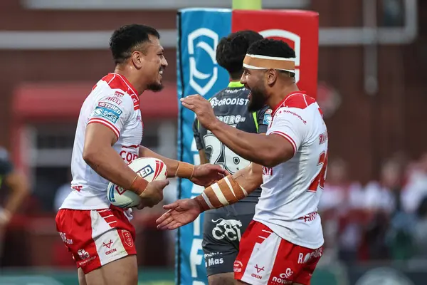 Hull KR 'dan Sauaso Sue, Hull KR' dan Kelepi Tanginoa ile, 13 Haziran 2025 'te Sewell Group Craven Park' taki Betfred Süper Lig Hull KR-Catalans Dragons maçında yaptığı denemeyi kutluyor.