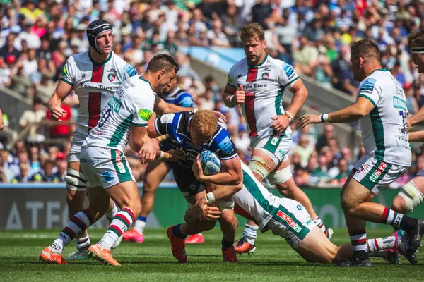 Leicester Tigers takımından Handr Pollard, Gallagher Premiership play-off Finali sırasında Bath Rugby - Leicester Tigers maçında İngiltere 'nin başkenti Allianz Stadyumu, Twickenham' da Miles Reid 'i yendi.