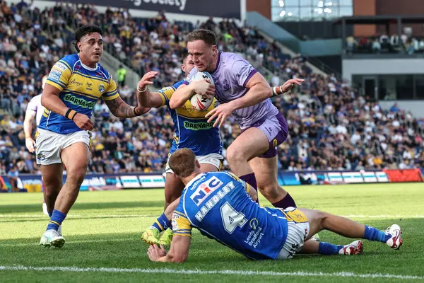 Warrington Wolves takımından Ben Currie, 14 Haziran 2025 'te Headingley Stadyumu' nda oynanan 14. Leeds Gergedanı - Warrington Wolves karşılaşmasında bir deneme için sahaya çıkıyor.