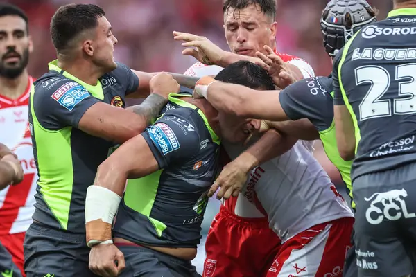 Katalan Ejderhaları 'ndan Benjamin Garcia' nın 13 Haziran 2025 'te İngiltere' nin Hull kentindeki Sewell Group Craven Park 'ta 14. Hull KR' a karşı Catalans Ejderhalarına karşı oynadığı Betfred Süper Ligi raundunda çıkardığı kırmızı kart.