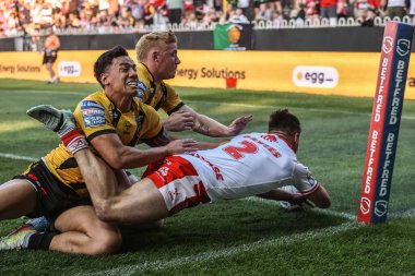 Hull KR 'dan Tom Davies bir deneme için sahaya çıkıyor ancak 19 Haziran 2025' te İngiltere 'nin Castleford kentinde oynanan 15' inci Betfred Süper Ligi karşılaşmasında Castleford Tigers Hull KR 'a karşı Hortum Ormanı, Castleford, İngiltere' de oynanan karşılaşmada video incelemesiyle eleniyor.