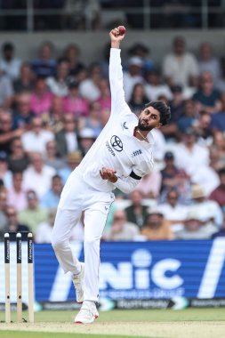 İngiltere 'den Shoaib Bashir topu 1. Rothesay Test Maçı' nda Hindistan 'a karşı Headingley Kriket Sahası, Leeds, Birleşik Krallık, 20 Haziran 2025' de veriyor.