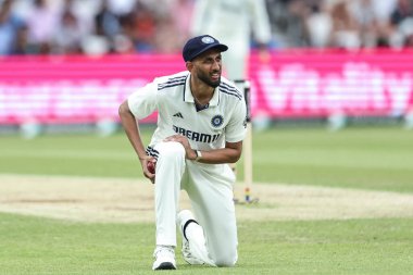 Hintli Prasidh Krishna topu 1. Rothesay Test Maçı 'nda cilalıyor 2. İngiltere Hindistan' a karşı Headingley Kriket Sahası, Leeds, İngiltere, 21 Haziran 2025