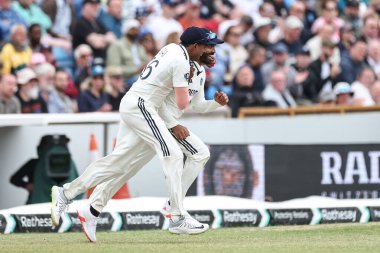Hindistan 'dan Sai Sudharsan ve Hindistan' dan Ravindra Jadeja, 1. Rothesay Test Maçı 'nda İngiltere' den Jamie Smith 'i yakalama çabalarını kutluyorlar. 3. Gün İngiltere Hindistan' a karşı Headingley Kriket Sahası, Leeds, Birleşik Krallık, 22 Haziran 2025