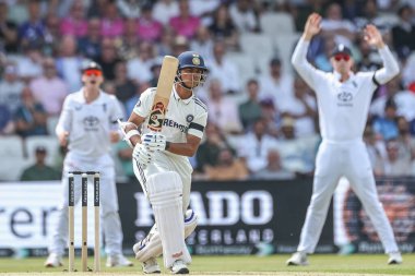 Hintli Yashasvi Jaiswal, 1. Rothesay Test Maçı 'nda 1. İngiltere Hindistan' a karşı Headingley Cricket Ground, Leeds, İngiltere, 20 Haziran 2025 'de Josh Dili' nde bir topla karşı karşıya.