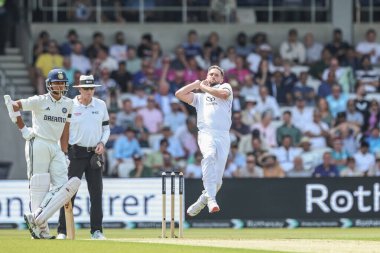 Chris Woakes topu 1. Rothesay Test Maçı 'nda Hindistan' a karşı Headingley Kriket Sahası, Leeds, Birleşik Krallık, 20 Haziran 2025 'te veriyor.