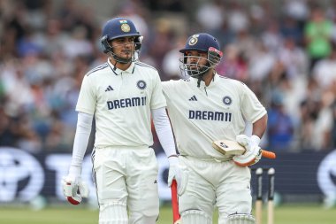 Hüzünlü Hindistan kaptanı Shubman Gill, 1. Rothesay Test Maçı 'nda İngiltere' nin Hindistan 'a açtığı Headingley Cricket Ground, Leeds, Birleşik Krallık' ta 21 Haziran 2025 'de Josh Dil tarafından yakalandıktan sonra