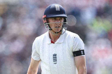 İngiltere 'den Harry Brook, Hindistan' dan Shardul Thakur 'un 1. Rothesay Test Maçı, 3. Gün Hindistan' a karşı Headingley Kriket Sahası, Leeds, Birleşik Krallık, 22 Haziran 2025 'de oynanan karşılaşma sırasında onu yakaladığı maçtan sonra oyun alanından ayrıldı.