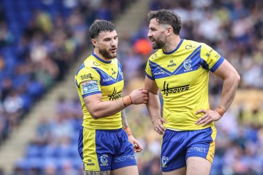 Warrington Wolves 'tan Toby King ve Warrington Wolves' tan Connor Wrench, 21 Haziran 2025 'te Warrington, İngiltere' de oynanan Betfred Süper Lig karşılaşmasında Warrington Wolves, Huddersfield Giants 'a karşı oynadılar.