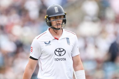 İngiltere 'den Jamie Smith, 1. Rothesay Test Maçı' nda, 3. Gün İngiltere Hindistan 'a karşı Headingley Cricket Ground, Leeds, Birleşik Krallık' ta 22 Haziran 2025 'de elendikten sonra oyun alanından ayrıldı.