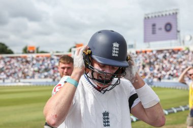 İngiltere 'den Ollie Pope, 1. Rothesay Deneme Maçı' nda vuruş yapmaya giderken kaskını takıyor. 3. Gün Hindistan 'a karşı Headingley Kriket Sahası, Leeds, Birleşik Krallık, 22 Haziran 2025