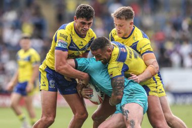 Huddersfield Giants 'tan Jake Bibby, Warrington Wolves' tan Sam Stone ve Warrington Wolves 'tan Paul Vaughan tarafından oynanan Betfred Süper Ligi 15. Maçı' nda Warrington Wolves, Huddersfield Giants 'a karşı Halliwell Jones Stadyumu, Warrington, İngiltere