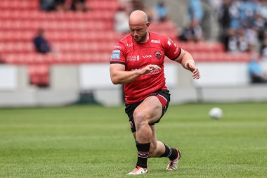 Salford Red Devils takımının Chris Hill 'i Betfred Süper Lig 15' inci raundunda Salford Red Devils Hull FC 'ye karşı Salford Community Stadyumu, Eccles, İngiltere, 22 Haziran 2025