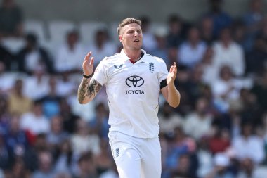 İngiliz Brydon Carse, 1. Rothesay Deneme Maçı 'nda Hindistan' a karşı Headingley Kriket Sahası, Leeds, Birleşik Krallık, 20 Haziran 2025 'te tepki gösterdi.