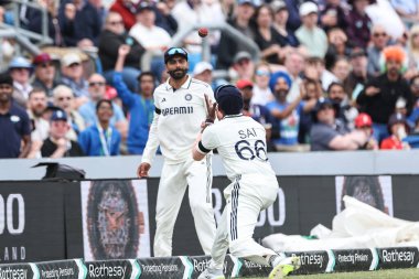 Hindistan 'dan Ravindra Jadeja topu İngiltere' den Jamie Smith 'den alıp sınır çizgisini geçti ve Hindistan' dan Sai Sudharsan 'ın ellerine attı. 1. Rothesay Test Maçı' nda, İngiltere 'nin Hindistan' a karşı 3. 
