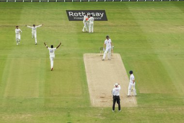 Hindistan 'dan Karun Nair, İngiltere' den Zak Crawley 'in 1. Rothesay Test Maçı' nda Hindistan 'a karşı Headingley Cricket Ground, Leeds, Birleşik Krallık' ta 21 Haziran 2025 'de oynanmasını kutluyor.