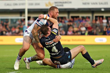 Wakefield Trinity 'den Mason Lino ve Wakefield Trinity' den Josh Griffin, Wigan Warriors 'tan Jake Wardle ile 15. Betfred Süper Ligi karşılaşmasından önce Wakefield Trinity, Wigan Warriors' a karşı DIY Kitchens Stadyumu, Wakefield, Birleşik Krallık