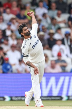 Hintli Ravindra Jadeja topu 1. Rothesay Test Maçı 'nda veriyor, 3. Gün İngiltere Hindistan' a karşı Headingley Kriket Sahası, Leeds, Birleşik Krallık, 22 Haziran 2025