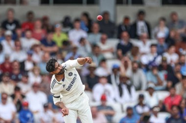 Hintli Ravindra Jadeja topu 1. Rothesay Test Maçı 'nda veriyor, 3. Gün İngiltere Hindistan' a karşı Headingley Kriket Sahası, Leeds, Birleşik Krallık, 22 Haziran 2025