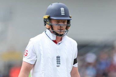 Pant 'ın 1. Rothesay Test Maçı' nda onu yakalaması üzerine üzgün bir İngiltere 'li Ollie Pope, 3. Gün Hindistan' a karşı Headingley Cricket Ground, Leeds, İngiltere, 22 Haziran 2025