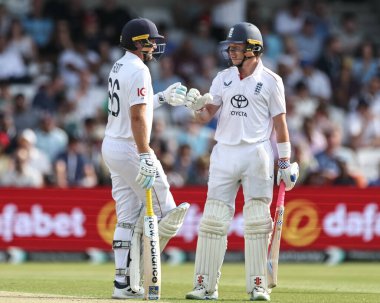 İngiltere 'den Ollie Pope ve İngiltere' den Joe Root, 1. Rothesay Test Maçı 2. Günü 'nde Hindistan' a karşı Headingley Cricket Ground, Leeds, İngiltere, 21 Haziran 2025 'de karşı karşıya geldiler.
