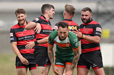 Barrow, Barrow Raiders 'dan Shane Toal' ın 22 Haziran 2025 'te Güney Leeds Stadyumu' nda Hunslet RLFC ile Barrow Raiders maçında attığı golü kutluyor.