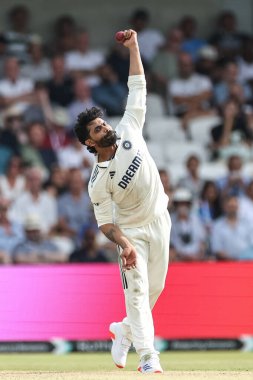 Hindistan 'dan Ravindra Jadeja topu 1. Rothesay Test Maçı 2. İngiltere Hindistan' a karşı Headingley Kriket Sahası, Leeds, Birleşik Krallık, 21 Haziran 2025 'de veriyor.