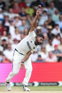 Hindistan 'dan Mohammad Siraj topu 1. Rothesay Test Maçı' nda veriyor, 3. Gün İngiltere Hindistan 'a karşı Headingley Kriket Sahası, Leeds, Birleşik Krallık, 22 Haziran 2025