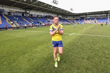 Warrington Wolves 'tan Ben Currie, 21 Haziran 2025' te İngiltere 'nin Halliwell Jones Stadyumu' nda oynanan Betfred Süper Lig 15. Maçı 'nda taraftarları alkışlıyor.