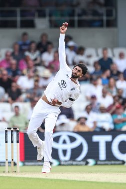 İngiltere 'den Shoaib Bashir topu 1. Rothesay Test Maçı' nda Hindistan 'a karşı Headingley Kriket Sahası, Leeds, Birleşik Krallık, 20 Haziran 2025' de veriyor.