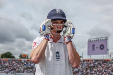 İngiltere 'den Harry Brook, 1. Rothesay Deneme Maçı' nda vuruş yapmaya giderken kaskını takıyor. 3. Gün İngiltere Hindistan 'a karşı Headingley Cricket Ground, Leeds, İngiltere, 22 Haziran 2025