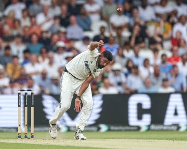 Hindistan 'dan Mohammad Siraj topu 1. Rothesay Test Maçı' nda veriyor. 2. İngiltere Hindistan 'a karşı Headingley Kriket Sahası, Leeds, İngiltere, 21 Haziran 2025