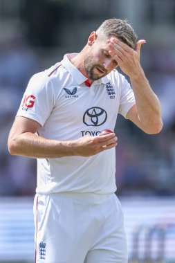 İngiliz Chris Woakes, Hindistan kaptanı Shubman Gill 'in 1. Rothesay Test Maçı 2. Günü' nde Hindistan 'a karşı Hindistan' daki Headingley Cricket Ground, Leeds, Birleşik Krallık 21 Haziran 2025 'de ilk topuna vurması sonrasında Balla' yı teftiş ediyor.