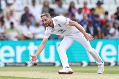 İngiliz Chris Woakes topu 1. Rothesay Test Maçı 'nda durdurdu. 1. İngiltere Hindistan' a karşı Headingley Kriket Sahası, Leeds, İngiltere, 20 Haziran 2025