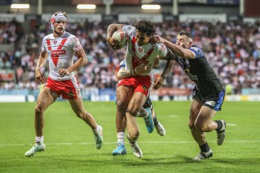 St. Helens 'li Tristan Sailor, 20 Haziran 2025' te St Helens - Leeds Rhinos maçında St Helens - St Helens Stadyumu, St Helens, İngiltere Süper Lig karşılaşmasında bir deneme için sahaya çıkıyor.