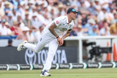 İngiltere 'den Brydon Carse topu 1. Rothesay Test Maçı' nda Hindistan 'a karşı Headingley Kriket Sahası, Leeds, İngiltere, 20 Haziran 2025