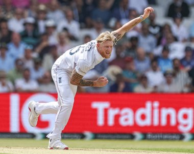 İngiltere kaptanı Ben Stokes topu 1. Rothesay Test Maçı 'nda Hindistan' a karşı Headingley Kriket Sahası, Leeds, Birleşik Krallık, 20 Haziran 2025 'te veriyor.