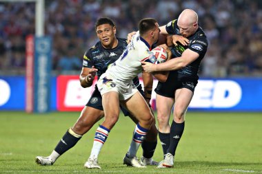 Wigan Warriors 'tan Liam Farrell ve Wigan Warriors' tan Patrick Mago, Wakefield Trinity 'den Oliver Pratt ile Wakefield Süper Lig' de oynadıkları 15 'inci maçta Wakefield Trinity' nin Wigan Warriors 'a karşı oynadığı Wakefield Stadyumu, Wakefield, İngiltere