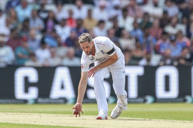 İngiltere 'den Chris Woakes topu 1. Rothesay Test Maçı' nda Hindistan 'a karşı Headingley Kriket Sahası, Leeds, Birleşik Krallık, 20 Haziran 2025