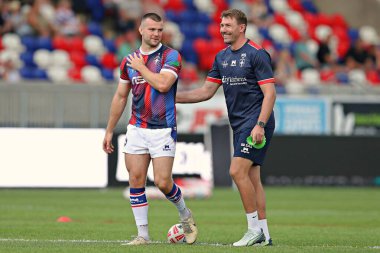 Wakefield Trinity 'den Max Jowitt ve Wakefield Trinity' den Michael Shenton 15. Betfred Süper Ligi karşılaşmasından önce DIY Kitchens Stadyumu, Wakefield, Birleşik Krallık 'ta Wakefield, 20 Haziran 2025