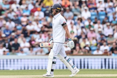 İngiltere kaptanı Ben Stokes, 1. Rothesay Test Maçı 'nda Hindistan' ın Rishabh Pant 'ı tarafından yakalandıktan sonra sahadan ayrıldı. 3. Gün İngiltere Hindistan' a karşı Headingley Kriket Sahası, Leeds, Birleşik Krallık, 22 Haziran 2025