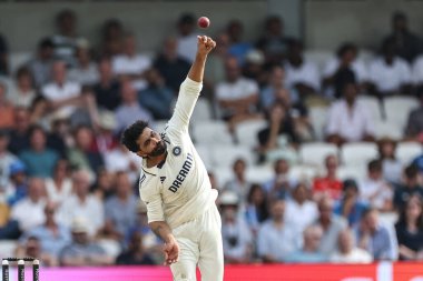 Hindistan 'dan Ravindra Jadeja topu 1. Rothesay Test Maçı 2. İngiltere Hindistan' a karşı Headingley Kriket Sahası, Leeds, Birleşik Krallık, 21 Haziran 2025 'de veriyor.