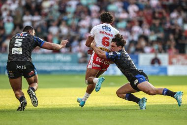 St. Helens 'in Tristan Sailor' u Leeds Rhinos takımından Brodie Croft 15. Betfred Süper Ligi karşılaşmasında St Helens - Leeds Rhinos maçında St.Helens - Wicked Stadyumu, St Helens, Birleşik Krallık, 20 Haziran 2025